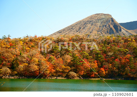 韓国岳の前を染める六観音御池の紅葉 110902601