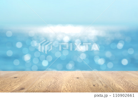 木目のある木製のテーブル越しに見えるボケた背景、奥行きのある背景、海の背景画像 木目のある木製のテーブル越しに見えるボケた背景、奥行きのある背景、海の背景画像 110902661