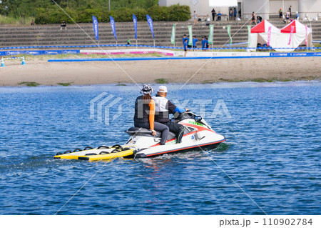 トライアスロン大会でレスキューボランティアする水上バイク 110902784