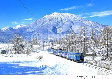 しなの鉄道の列車と黒姫山 しなの鉄道の列車と黒姫山 110902889