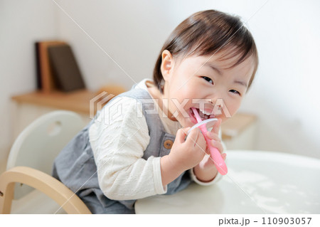 楽しく歯磨き練習する乳幼児 1歳 喉突き防止 楽しく歯磨き練習する乳幼児 1歳 喉突き防止 110903057