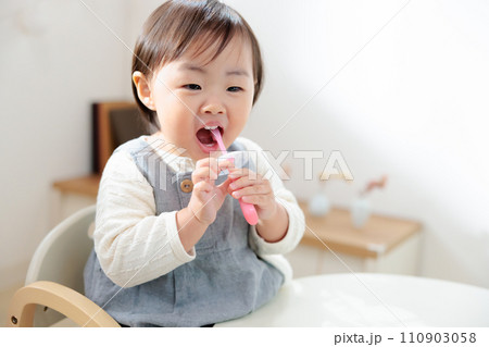 楽しく歯磨き練習する乳幼児 1歳 喉突き防止 楽しく歯磨き練習する乳幼児 1歳 喉突き防止 110903058