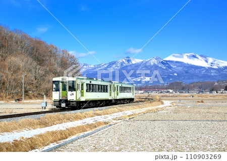 小海線の列車と浅間山 小海線の列車と浅間山 110903269