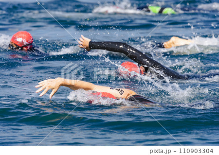 力泳するトライアスロン大会スイム競技者 110903304