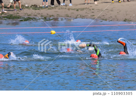 力泳するトライアスロン大会スイム競技者 力泳するトライアスロン大会スイム競技者 110903305