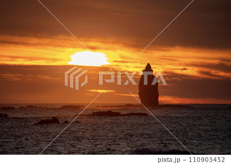 積丹の夕暮れ 110903452