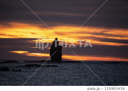 積丹の夕暮れ 110903456