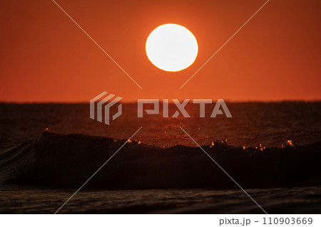感動の夕陽 感動の夕陽 110903669