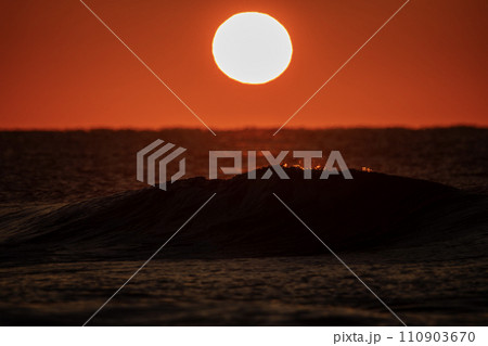 感動の夕陽 110903670