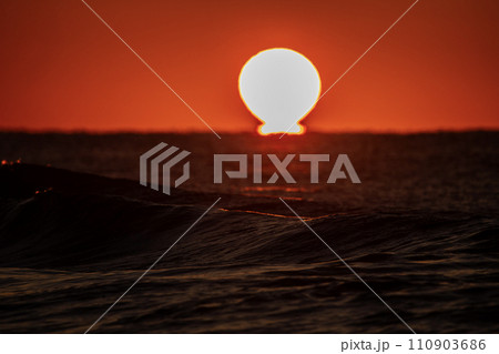 感動の夕陽 110903686