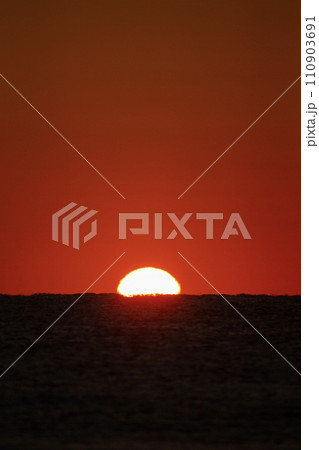 感動の夕陽 感動の夕陽 110903691