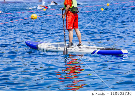サップでのトライアスロン大会スイムレスキューボランティア サップでのトライアスロン大会スイムレスキューボランティア 110903736