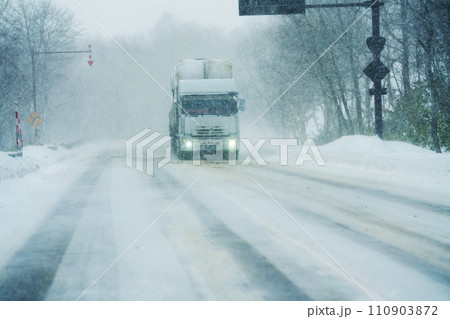 雪降りの車道　北海道 110903872