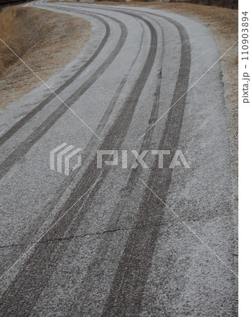 積雪路面 110903894