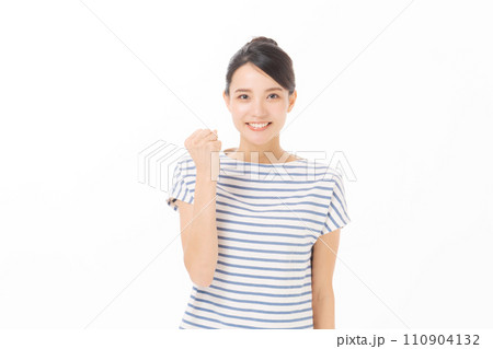ガッツポーズをする半袖の女性 110904132