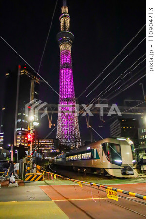スカイツリー近くの踏切を通過する東武特急列車 110904213