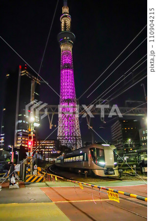 スカイツリー近くの踏切を通過する東武特急列車 110904215