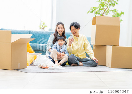 引越しの準備をする若い家族 110904347