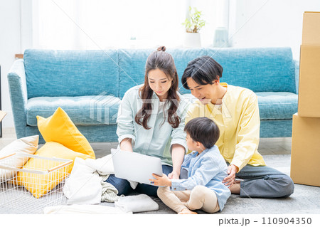 引越しの準備をする若い家族 110904350