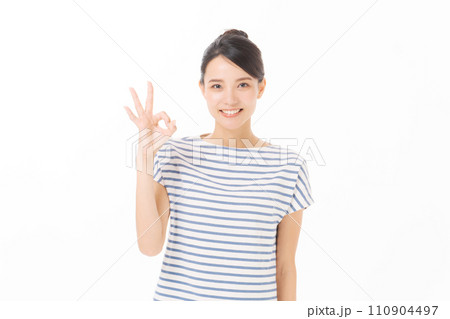 OKポーズをする半袖の着た女性 110904497