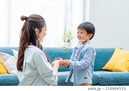 植物を持つ親子 110904533