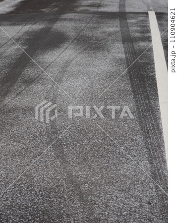 道路に積もり始めた雪 道路に積もり始めた雪 110904621