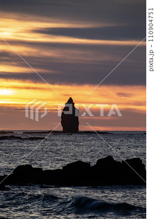 積丹の夕暮れ 110904751