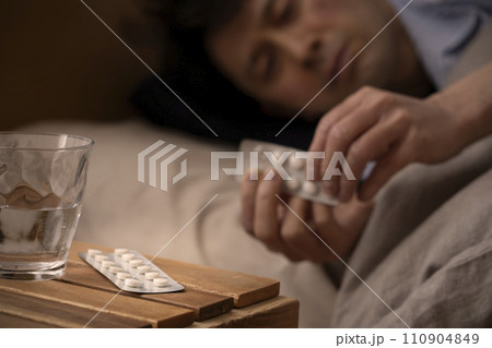 睡眠薬イメージ　不眠症 110904849
