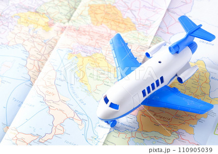 飛行機のおもちゃで、旅行のイメージ 飛行機のおもちゃで、旅行のイメージ 110905039