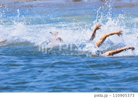 力泳するトライアスロン大会スイム競技者 110905373