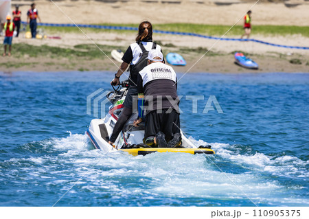 トライアスロン大会ジェットスキーで移動するオフィシャル 110905375