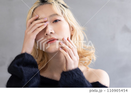 ビューティー　日本人金髪女性のポートレート　 110905454