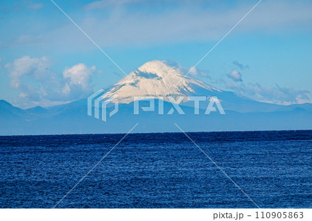 城ヶ島の磯から相模湾越しの富士山（神奈川県三浦市） 110905863