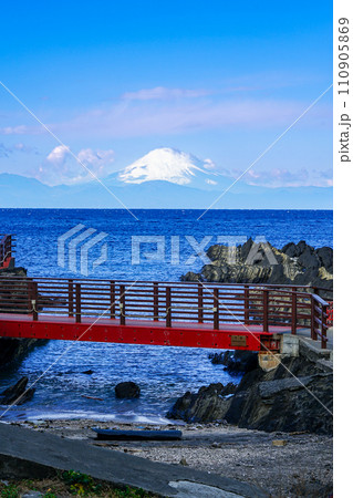 城ヶ島の磯から相模湾越しの富士山(神奈川県三浦市) 城ヶ島の磯から相模湾越しの富士山(神奈川県三浦市) 110905869