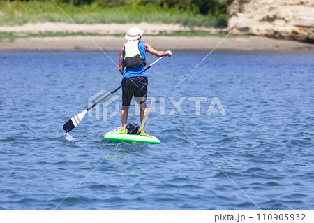 ウォータースポーツサップでパドリング移動 110905932