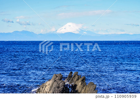 城ヶ島の磯から相模湾越しの富士山（神奈川県三浦市） 110905939