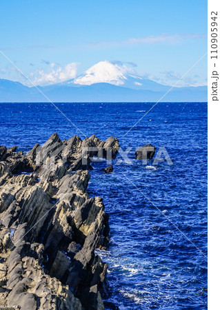 城ヶ島の磯から相模湾越しの富士山(神奈川県三浦市) 城ヶ島の磯から相模湾越しの富士山(神奈川県三浦市) 110905942