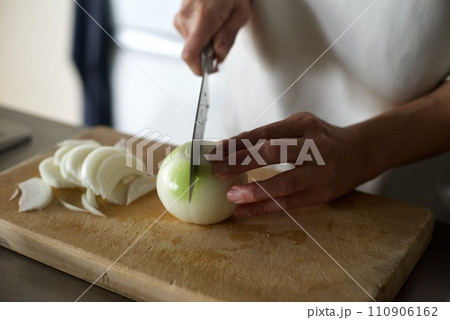 玉ねぎを櫛形切りにしているところ 110906162