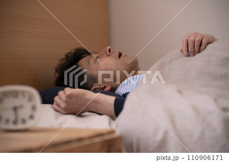 いびきをかく男性 110906171
