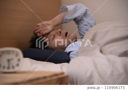 いびきをかく男性 いびきをかく男性 110906173