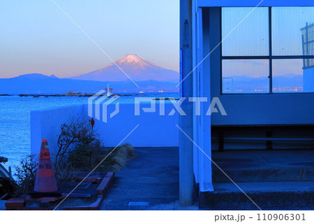 真名瀬バス停から見た富士山 110906301