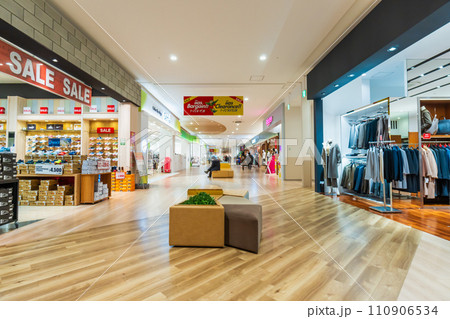 ショッピングモールの店内 ショッピングモールの店内 110906534