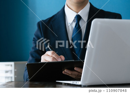 契約書にサインするビジネスマン 契約書にサインするビジネスマン 110907848