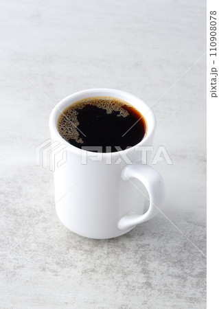 お気に入りのマグカップに淹れたてのコーヒーを入れた朝の風景 お気に入りのマグカップに淹れたてのコーヒーを入れた朝の風景 110908078