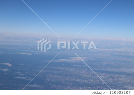 飛行機　飛行機内　窓側　搭乗　全日空　ANA　出張　上空　機長　客室乗務員　キャビンアテンダント　 110908107