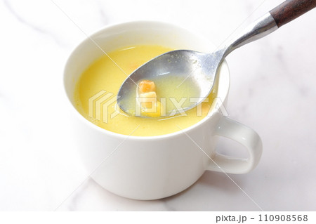 熱々のコーンクリームスープをスプーンでかきまぜる 熱々のコーンクリームスープをスプーンでかきまぜる 110908568