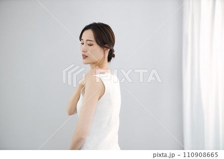 肩こりに悩む女性 肩こりに悩む女性 110908665