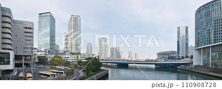 横浜駅近くのビル群と帷子川（かたびらがわ） 110908728