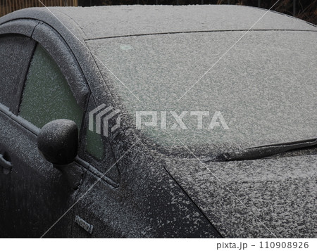 車に積もった雪 110908926