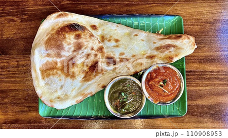 インドネパール料理のナンとえびほうれん草カレーとマトン・ド・ピアザカレーのセット 110908953